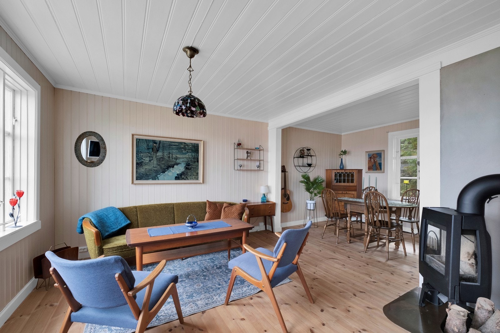 Stuen er stor og romslig, og man har god plass til både sittegruppe og spisebord. Peisovn er montert for peiskos og kalde vinterkvelder. Galleribilde