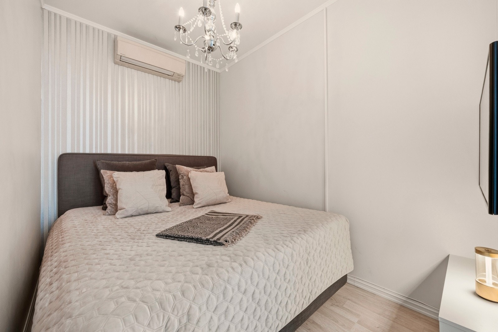 Alkove med varmepumpe. Plass til dobbeltseng i alkoven. Galleribilde