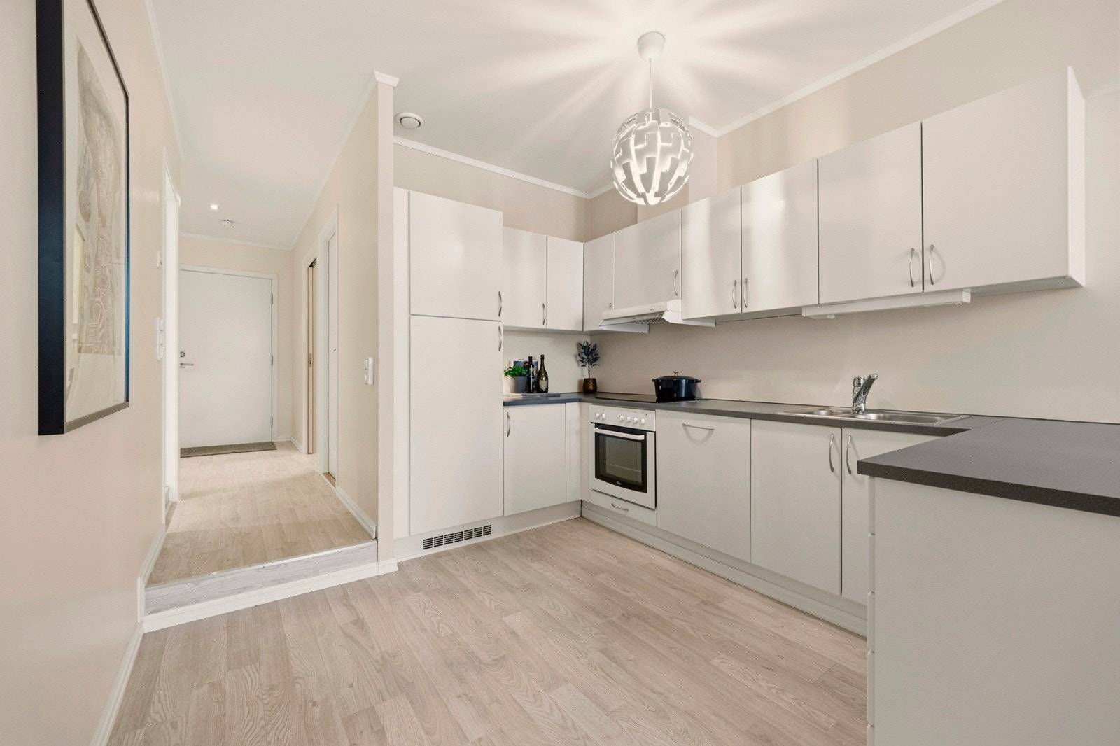 Romslig og pent kjøkken med mye oppbevaringsplass. Galleribilde