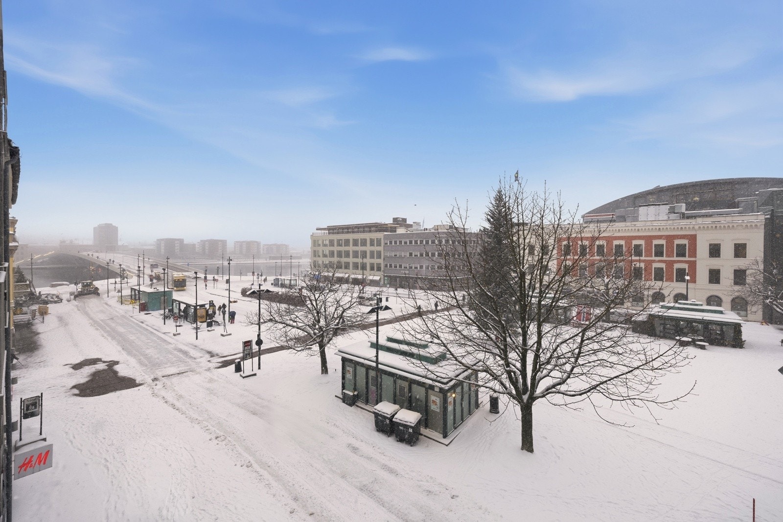 Her har du utsikt fra første rad mot torget, bylivet og arrangementer. Galleribilde