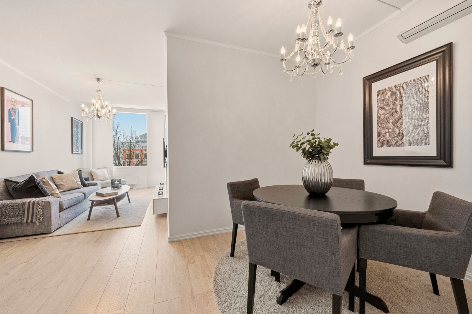 Leiligheten har to stk. varmepumper og balansert ventilasjon. Galleribilde