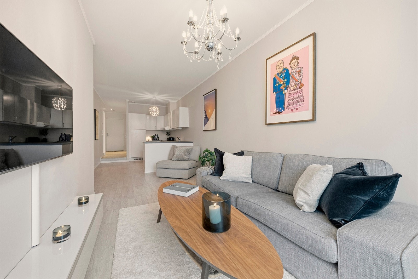 Stue og kjøkken i åpen løsning. Galleribilde