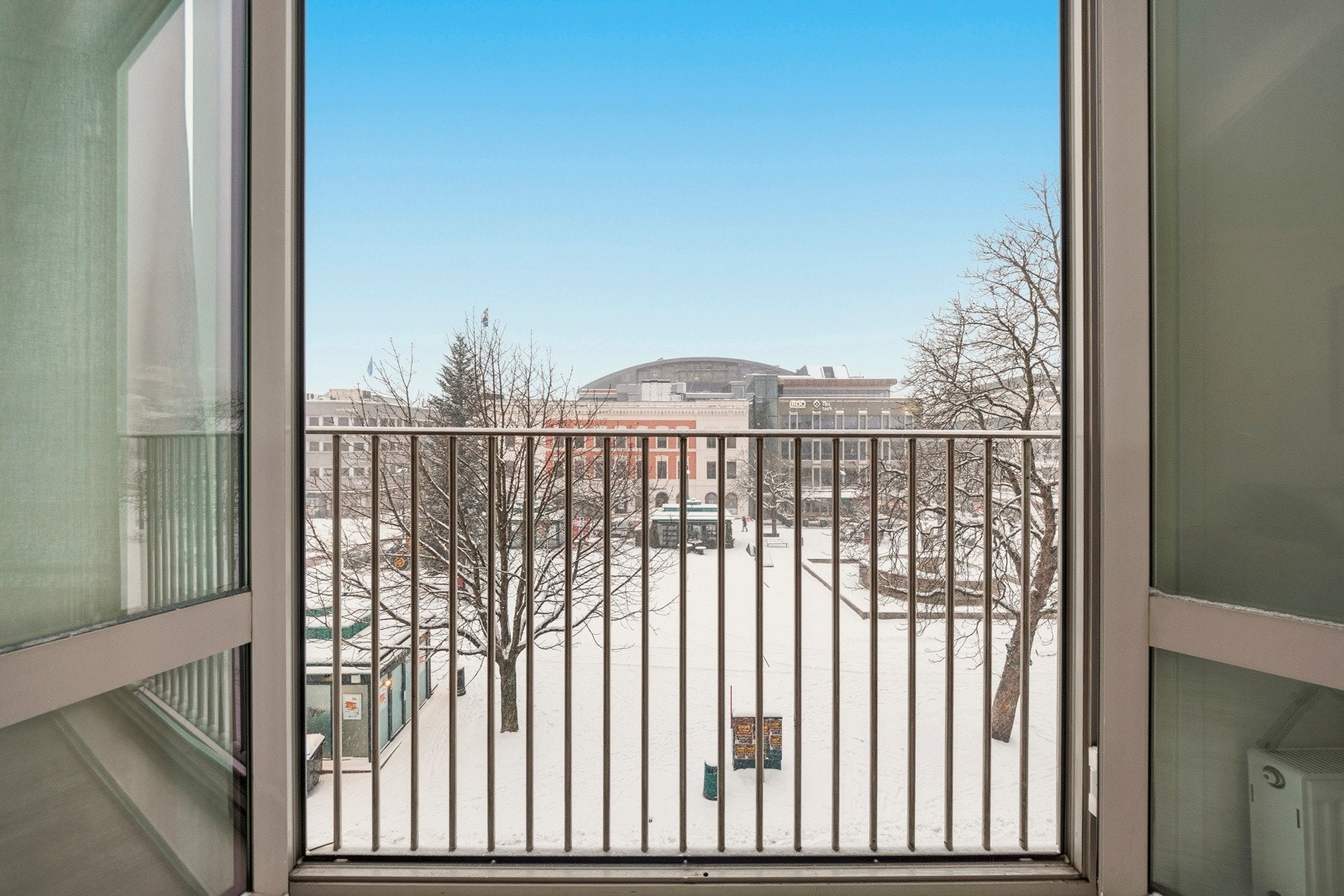 Fransk balkong vendt ut mot torget og solrike vest. Galleribilde