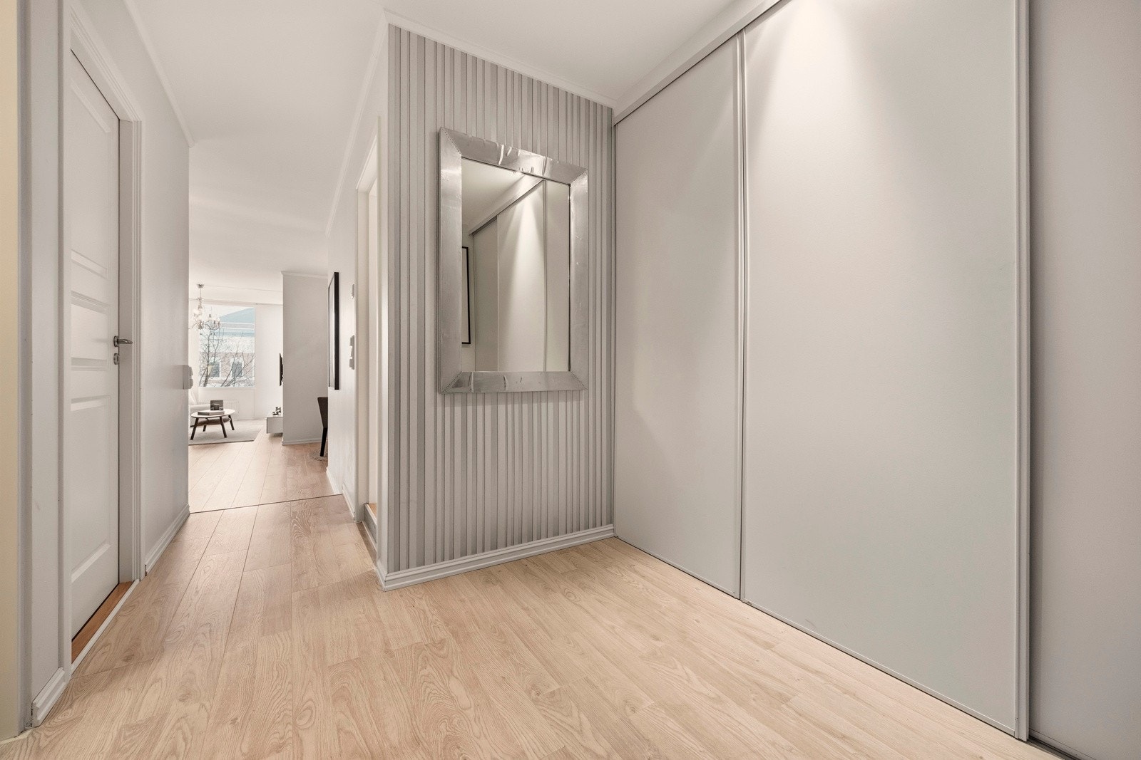 Stor skyvedørsgarderobe i entreen. Tilgang til to boder. Det medfølger også en ekstern bod. Galleribilde