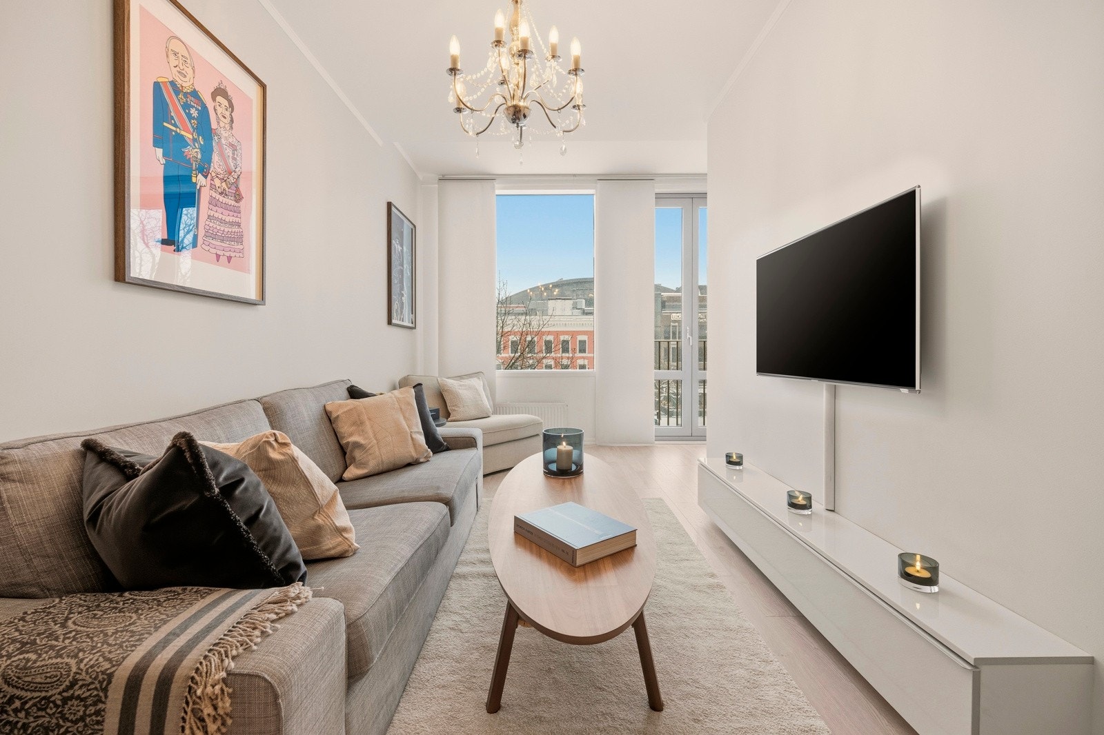 Overflater i lyse og moderne farger og enstavs laminatgulv. Galleribilde