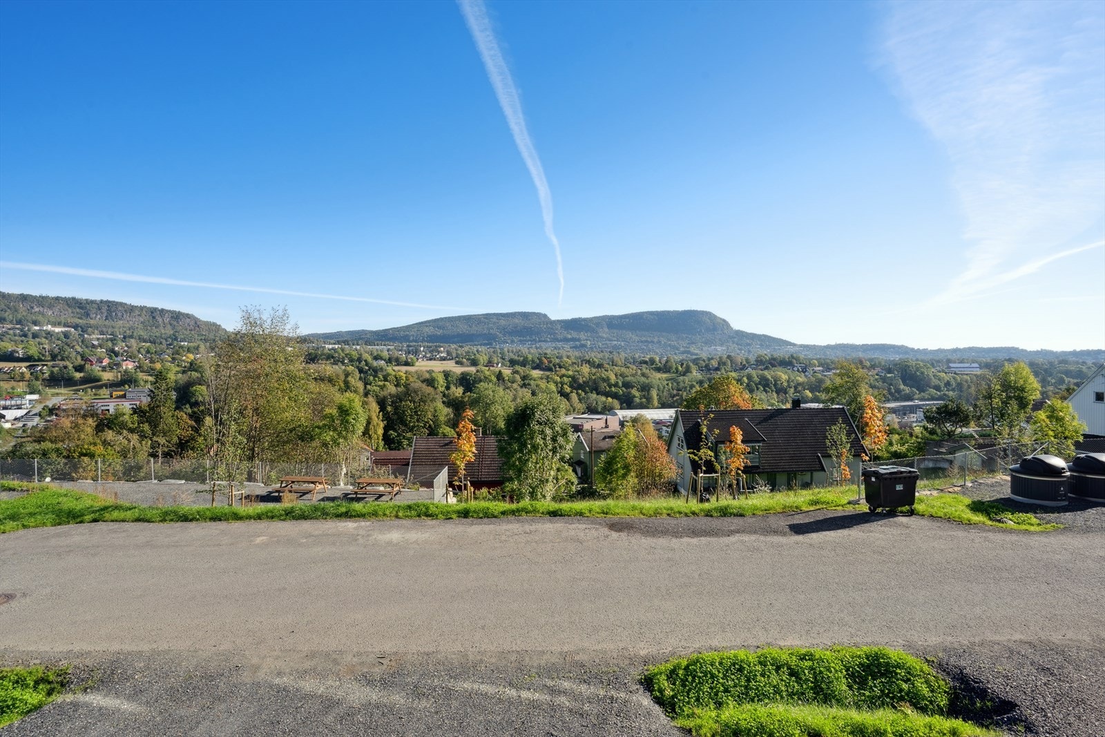 Skuiholtet ligger høyt og fint til med utsikt mot Kolsåstoppen Galleribilde