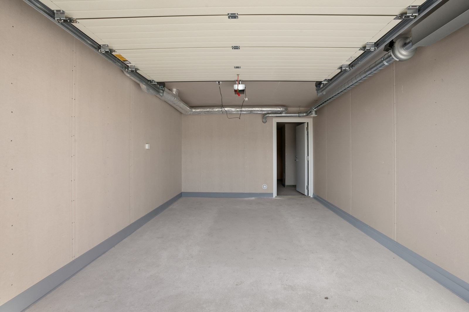 Garasje med egen sprotsbod i bakkant Galleribilde