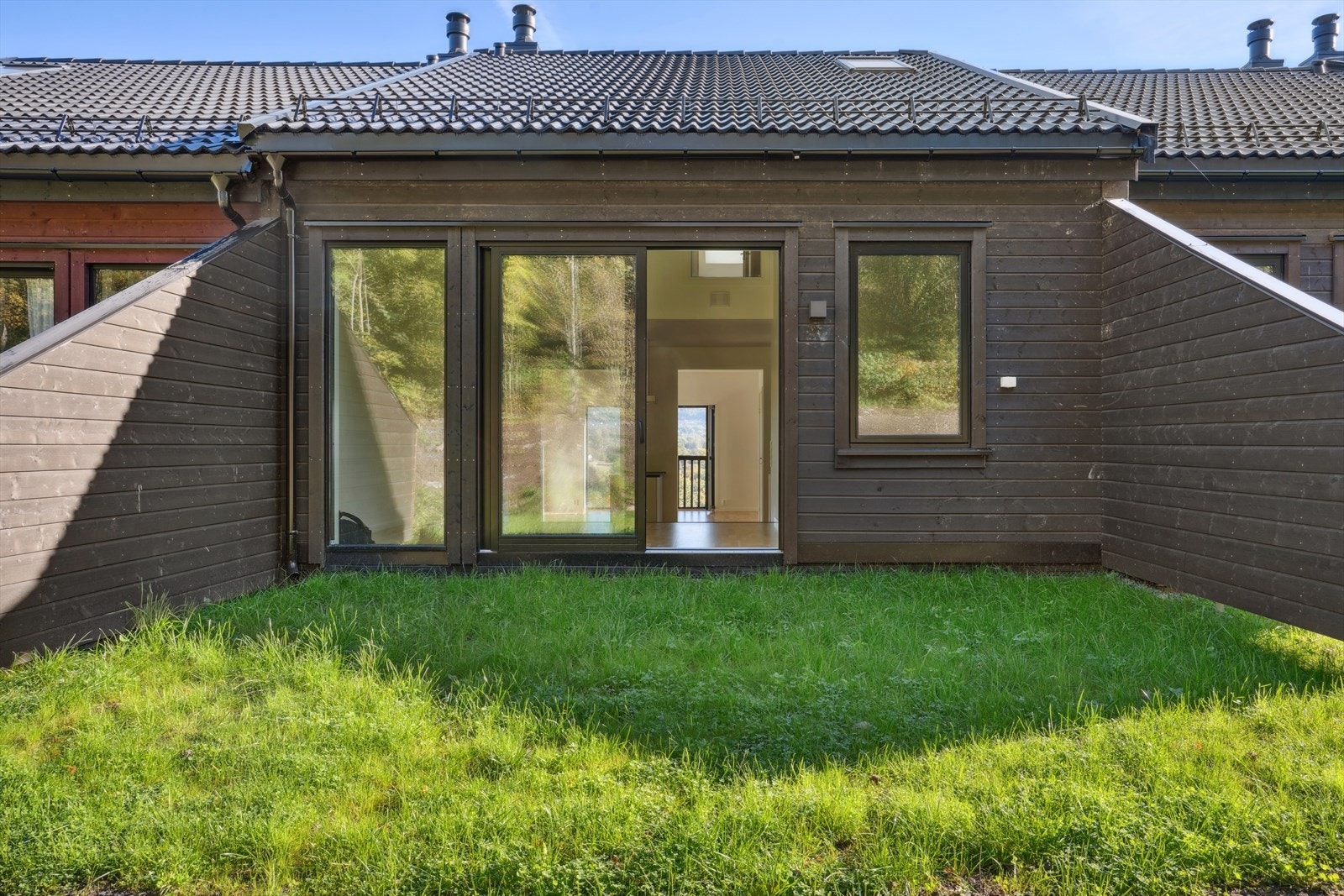 Hage på "baksiden" med utgang fra spiseplassen Galleribilde