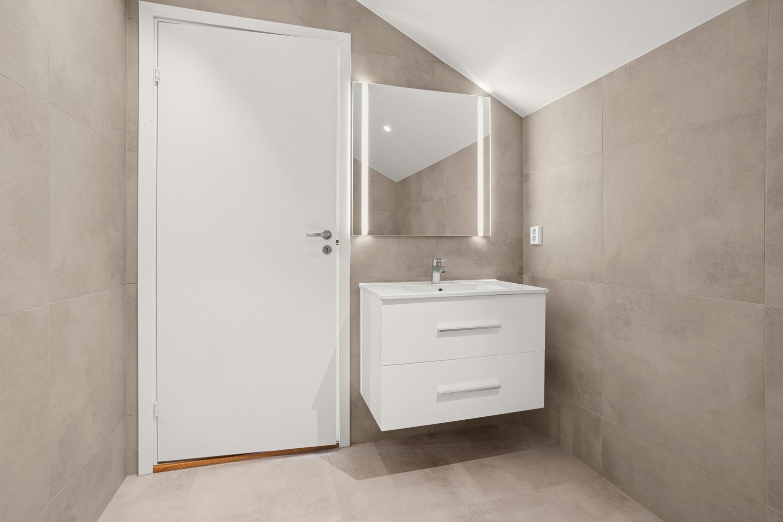 Bad 3 etasje med store lyse fliser Galleribilde