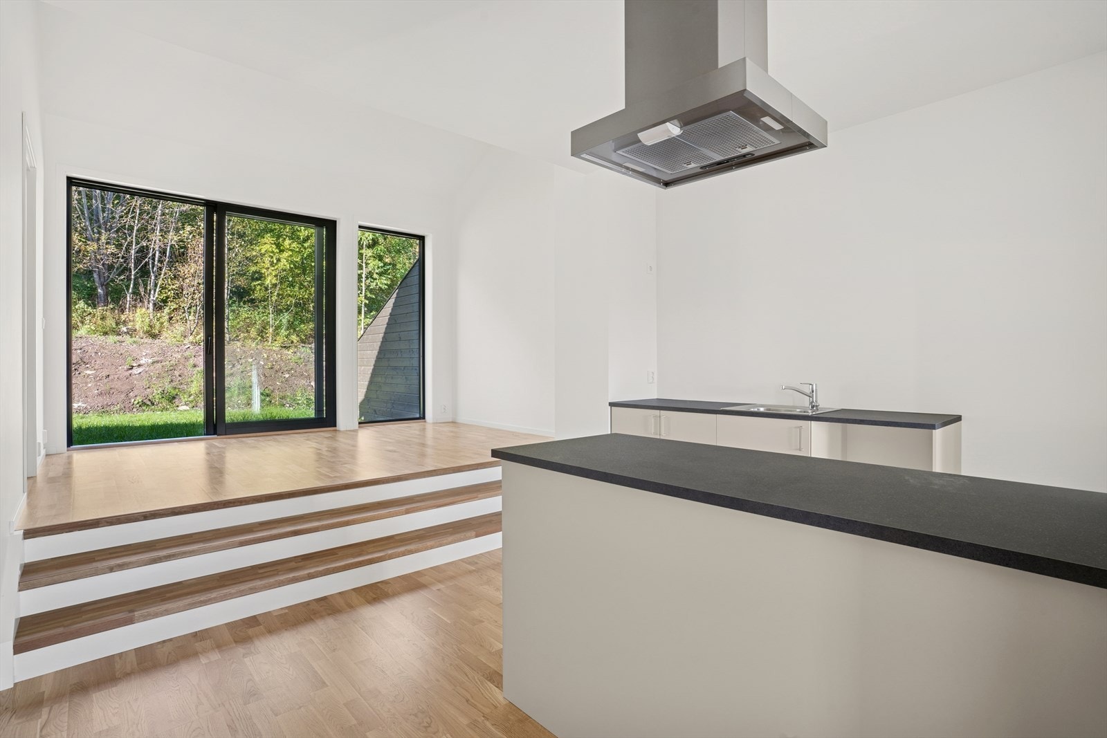 3 trinn opp fra kjøkkenet er det god plass til spiseplass og utgang til hage. Galleribilde