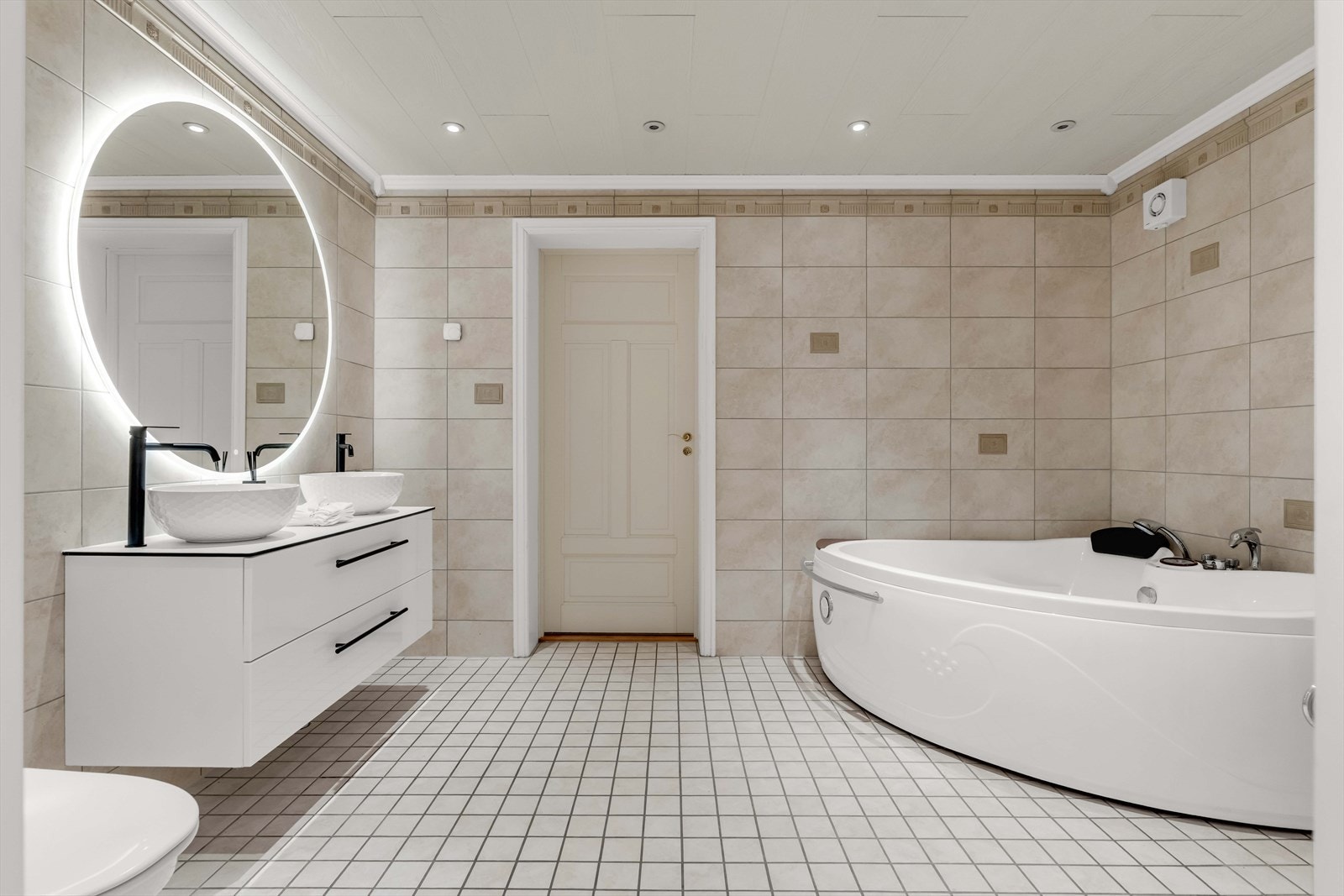 Badet har flislagte flater, samt vannbåren gulvvarme. Galleribilde