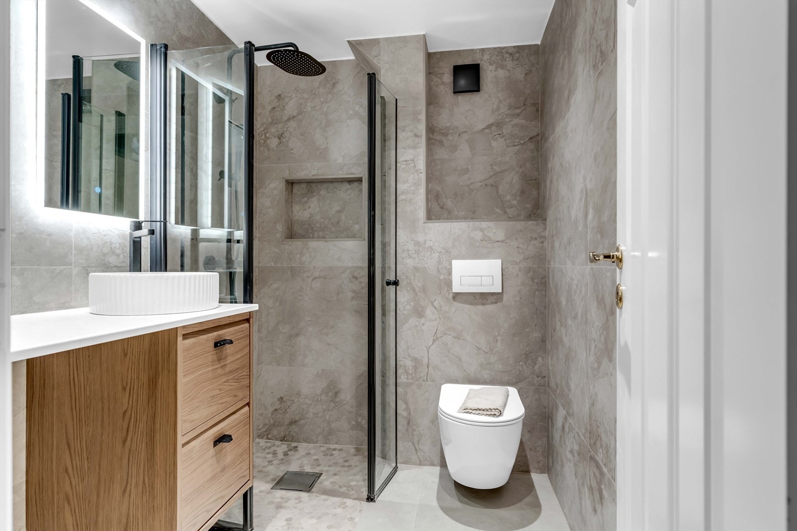 Hybelens bad har flislagt gulv, samt flislagte vegger og malt slett flate i himling. Innredningen består av servantskap med toppmontert servantskål, underskuffer og 1-greps blandebatteri. Det er også dusjhjørne med glassdører, oppl Galleribilde