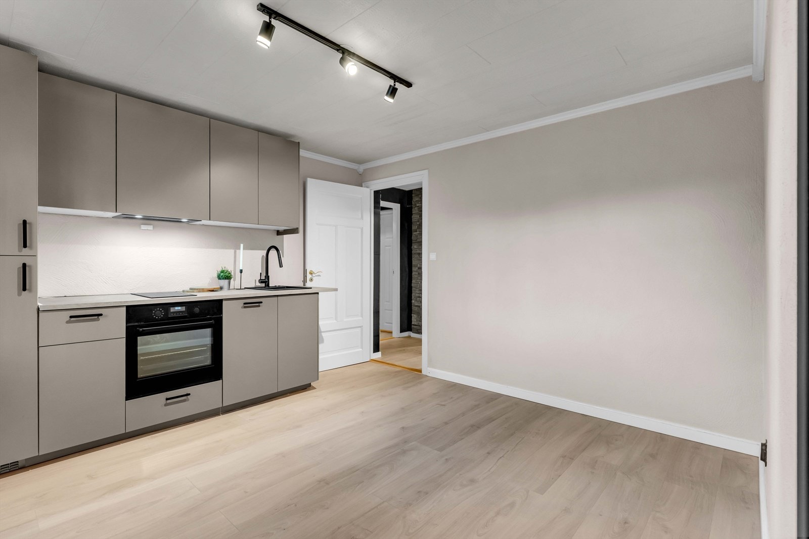 Det er plass til sofa og bord i stuen. Vannbåren gulvvarme i alle rom bortsett fra soverommet Galleribilde