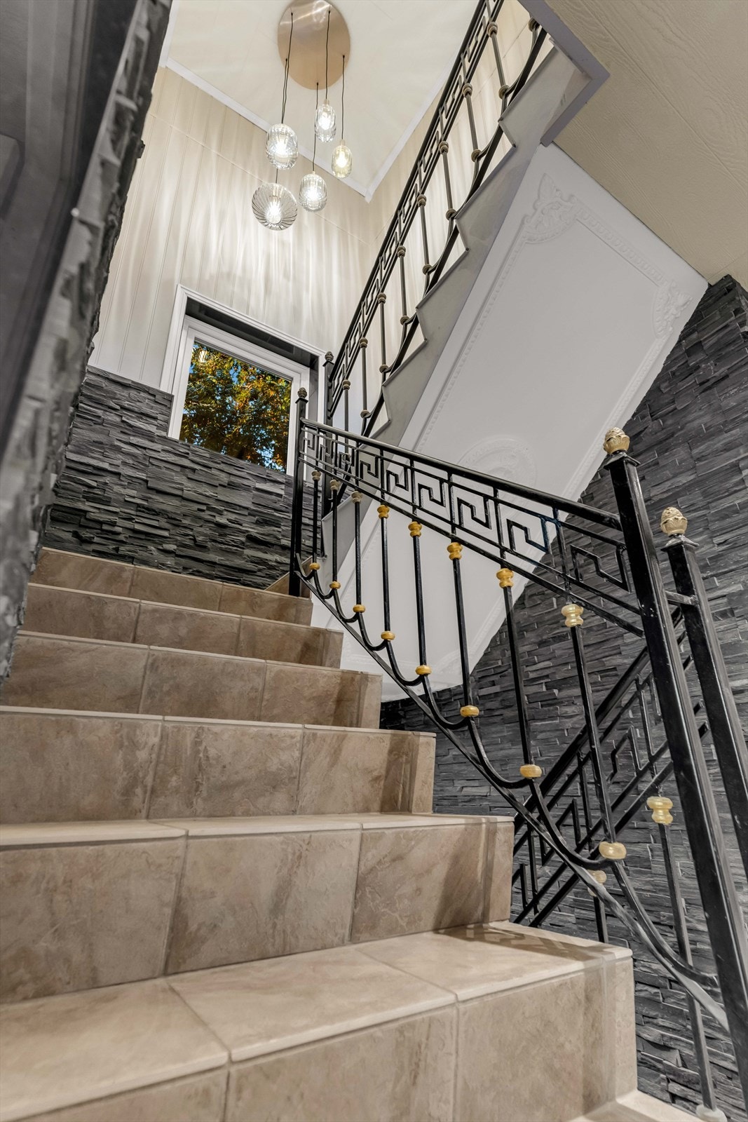 Boligens hovedinngang er i underetasjen, hvor trappen fra hallen tar deg opp til 1. etasje. Galleribilde