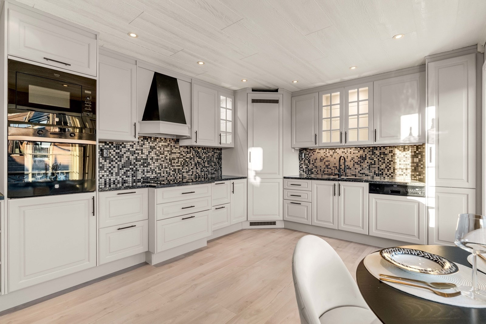 Skapene har profilerte fronter, og det er montert nedfelt oppvaskkum og 1-greps blandebatteri i benkeplaten. Galleribilde