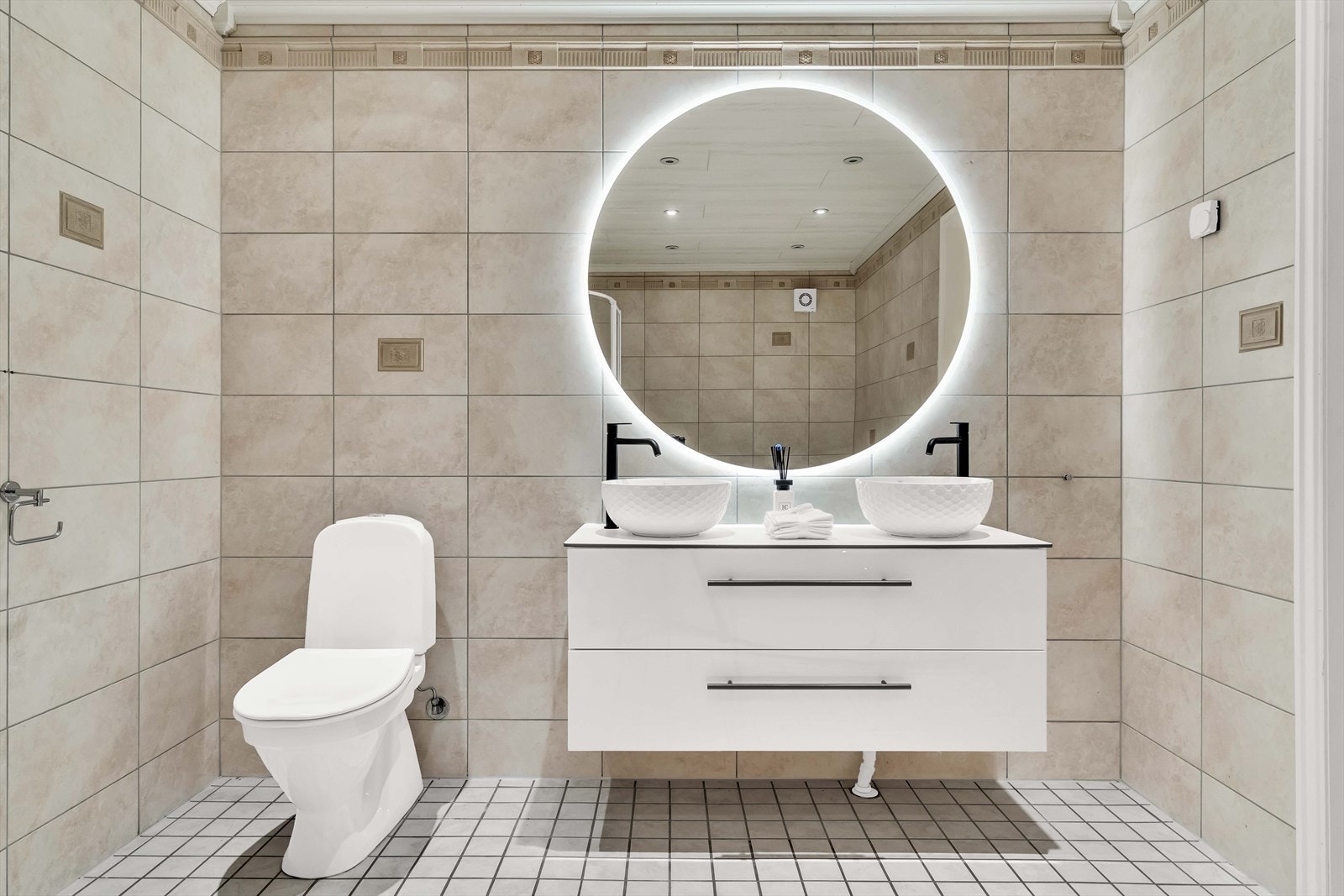 Innredningen består av servantskap med to toppmonterte servantskåler, underskap og 1-greps blandebatteri. Galleribilde