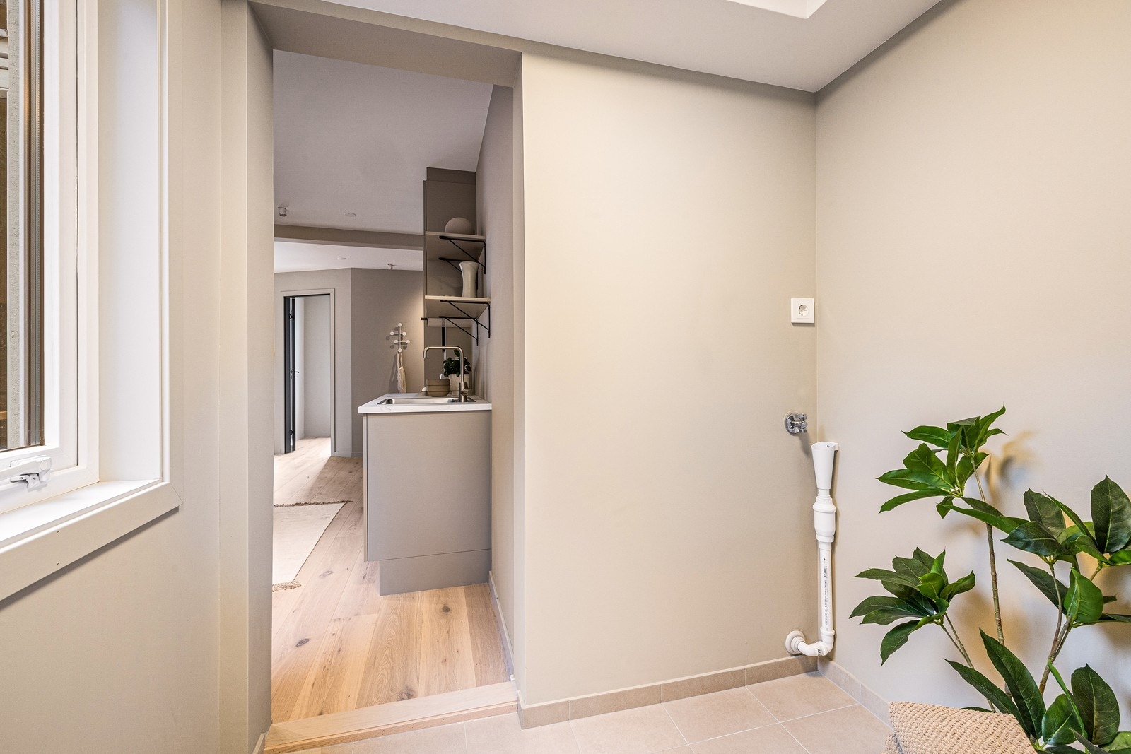 Mellom kjøkken og baderom finner man et praktisk vaskerom med opplegg til vaskemaskin. Galleribilde