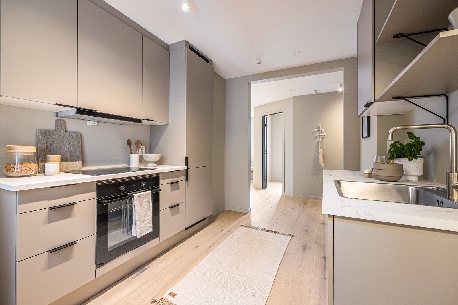 Helt nytt og ubrukt kjøkken. Den aktuelle leiligheten har lignende innredning med grønne fronter. Galleribilde