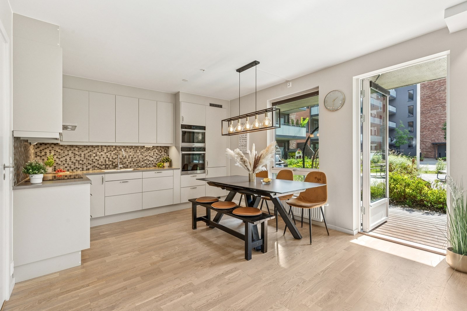 God plass til spisestuebord og utgang til en herlig, overbygget terrasse. Galleribilde