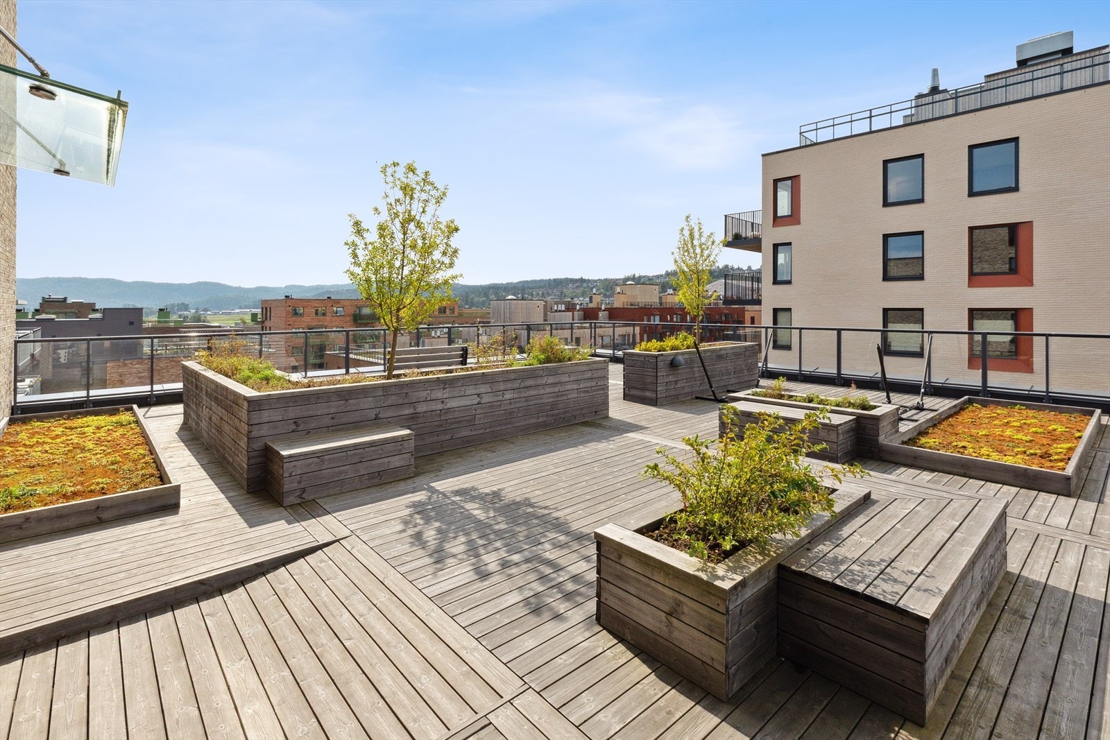 Det er en flott, felles takterrasse i blokken med gode sol- og utsiktsforhold. Galleribilde
