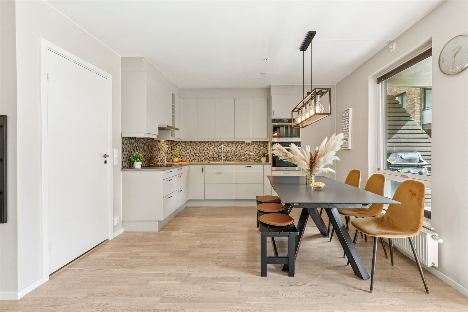 Kjøkkenet har inngang til en teknisk bod, som gjør det praktisk å oppbevare både kjøkkenutstyr og matvarer. Galleribilde