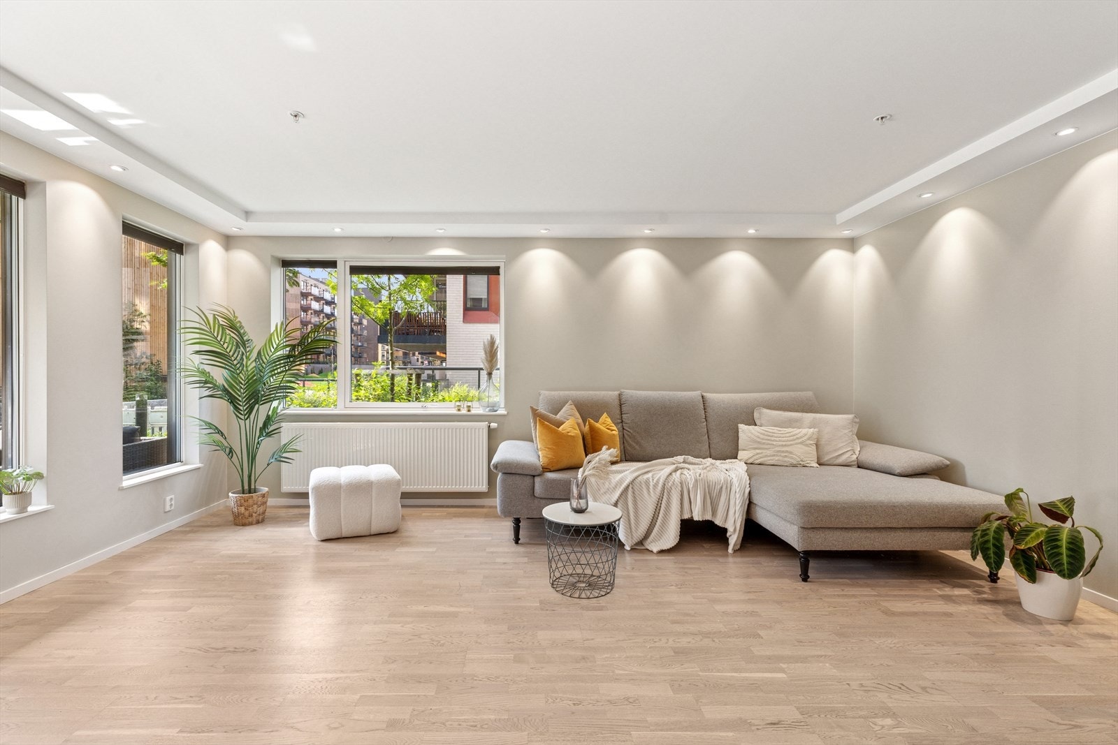 Stuen har god plass til flere sittegrupper og har god belysning som gir optimal belysning og en fin effekt i rommet. Galleribilde