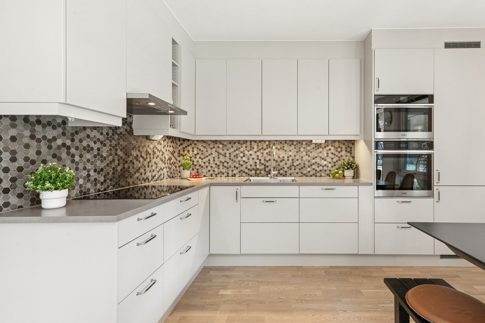 Stilrent og praktisk innredet kjøkken med integrerte hvitevarer. Galleribilde