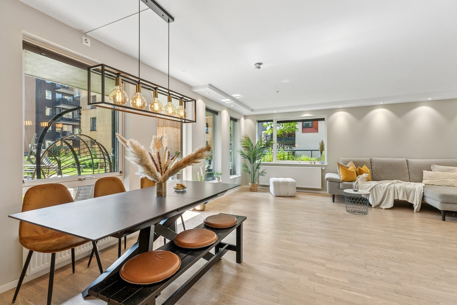 En moderne og lekker leilighet med en herlig sydvendt terrasse og garasjeplass. Galleribilde