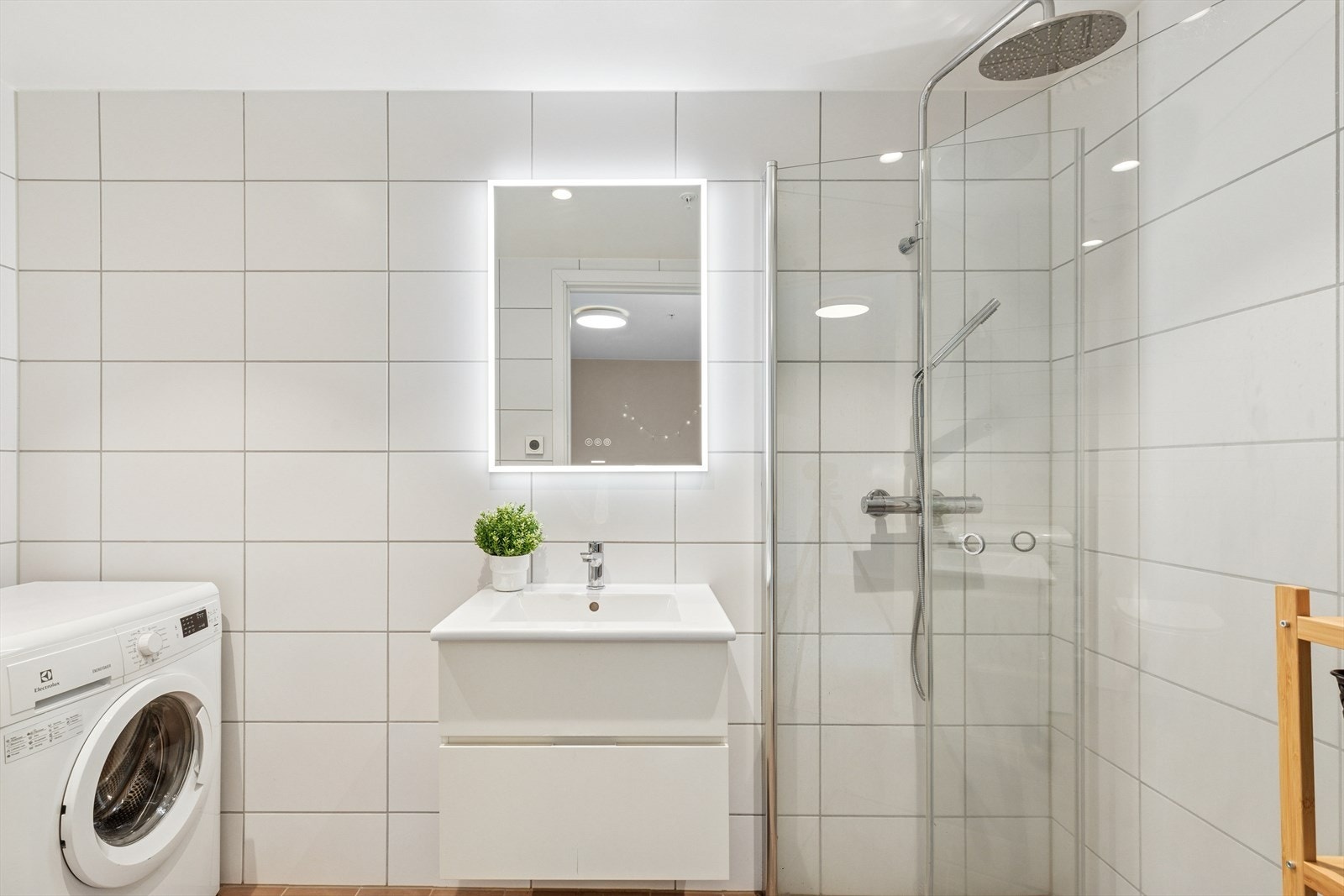 Badet i hybelen. Galleribilde