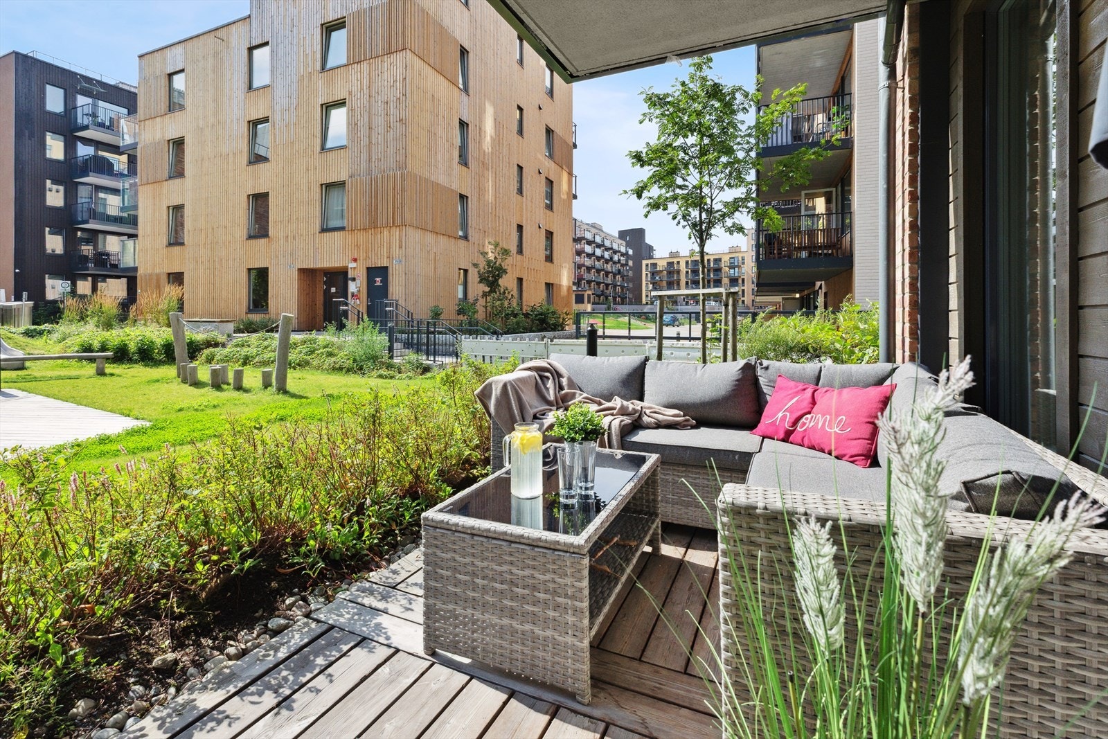 En herlig sydvendt markterrasse på ca. 14 kvm som vender mot flotte fellesarealer. Galleribilde