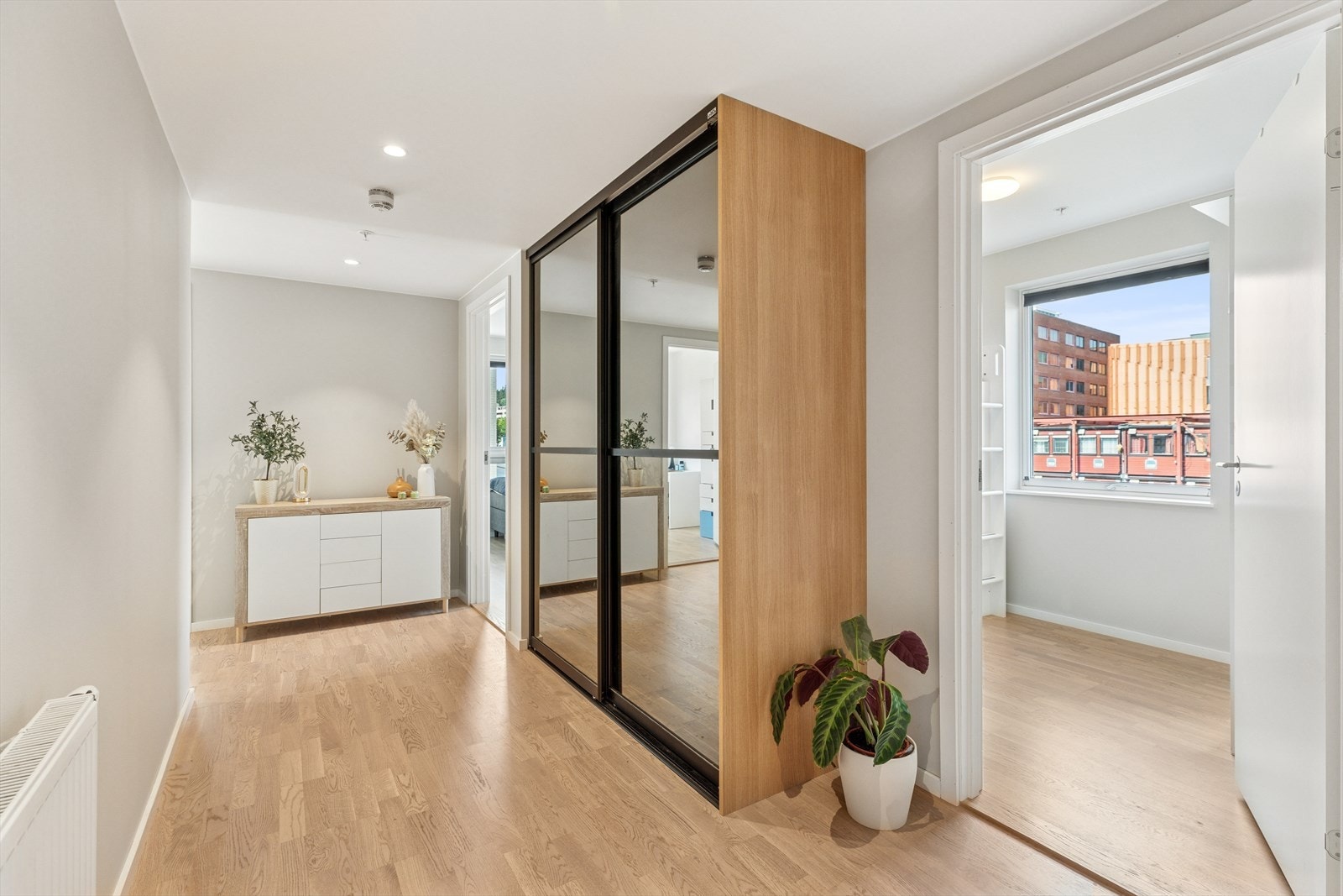 Velkommen til ditt nye hjem! Praktisk skyvedørsgarderobe og ellers god plass til entrémøbler av eget ønske. Galleribilde