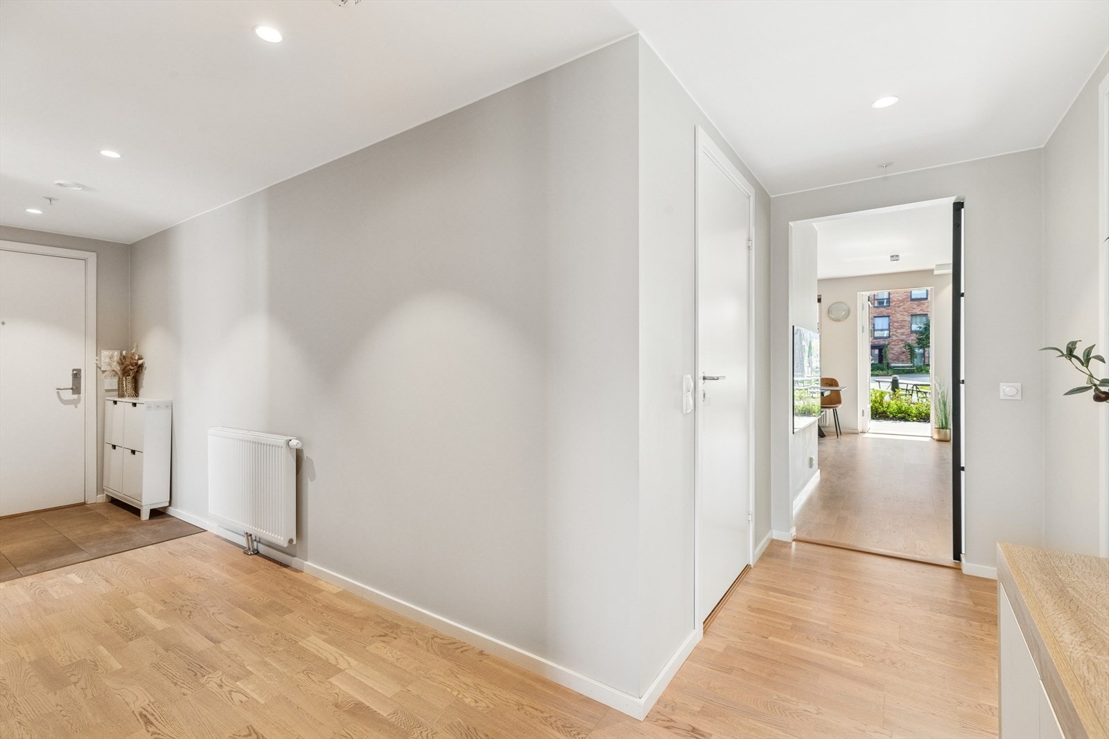 Utstrakt bruk av downlights i taket som gir en behagelig belysning. Galleribilde