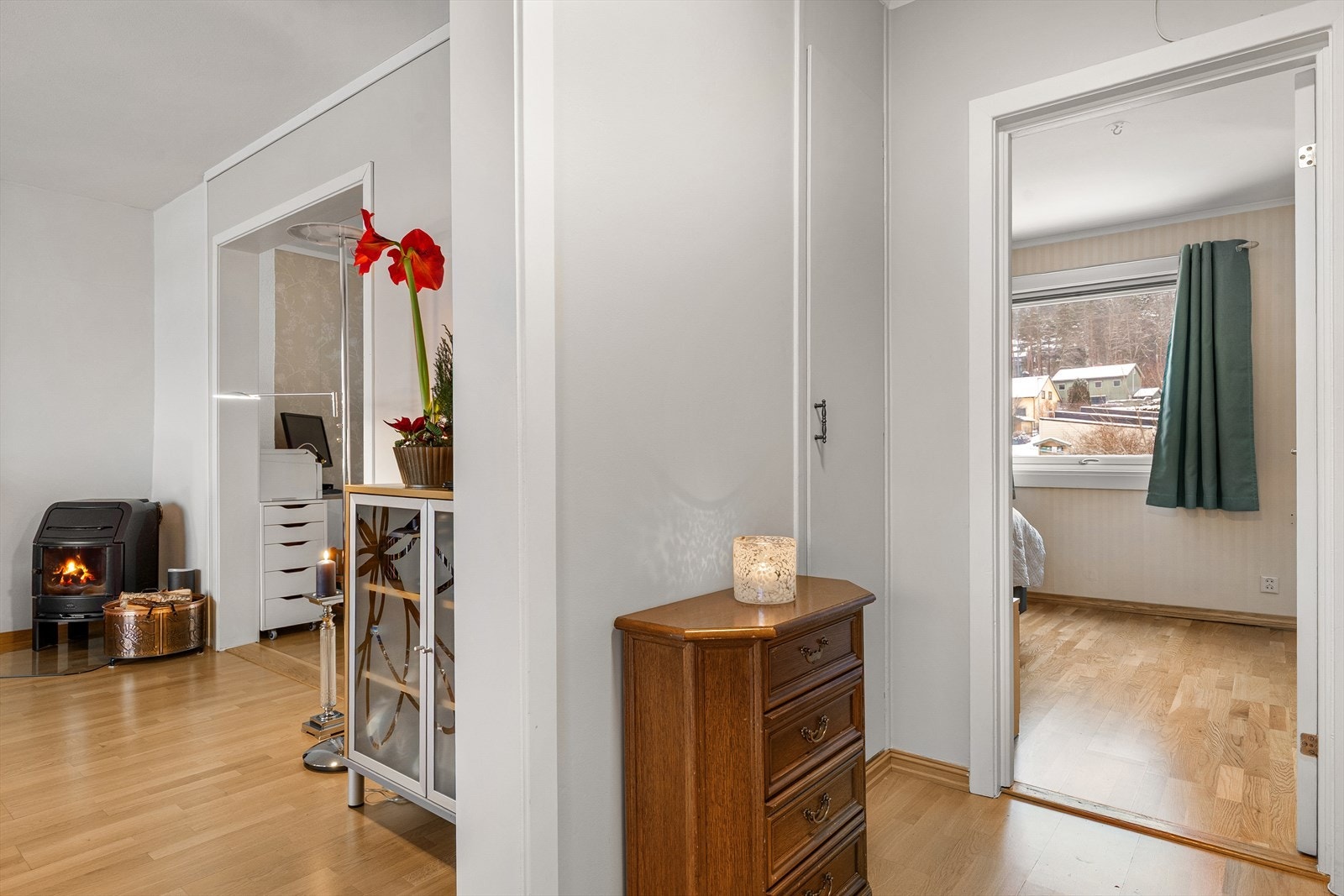 Fra hall er det adkomst inn til både stue, bad kjøkken og soverom Galleribilde