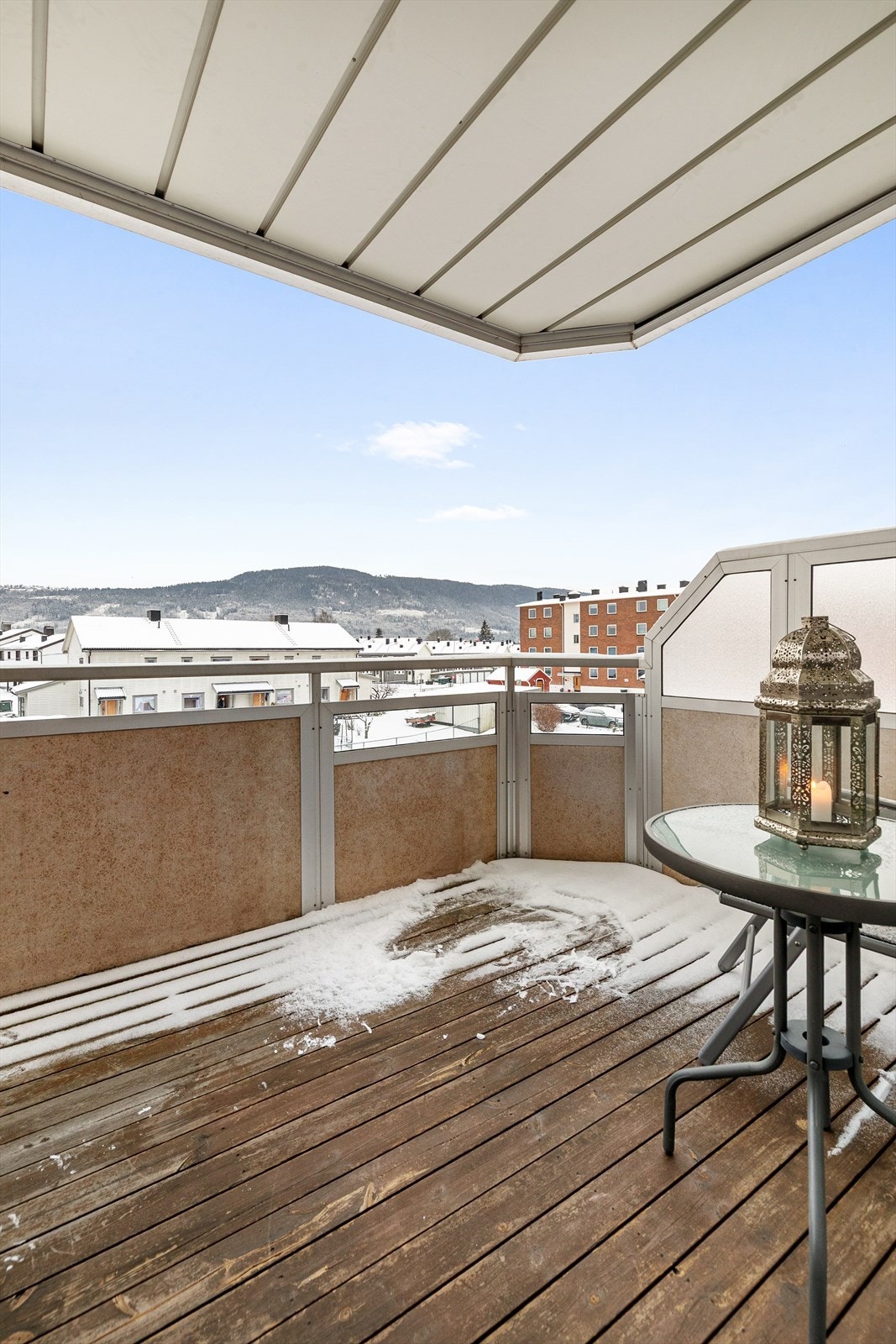 Balkongen har gode møbleringsmuligheter og flott utsyn Galleribilde