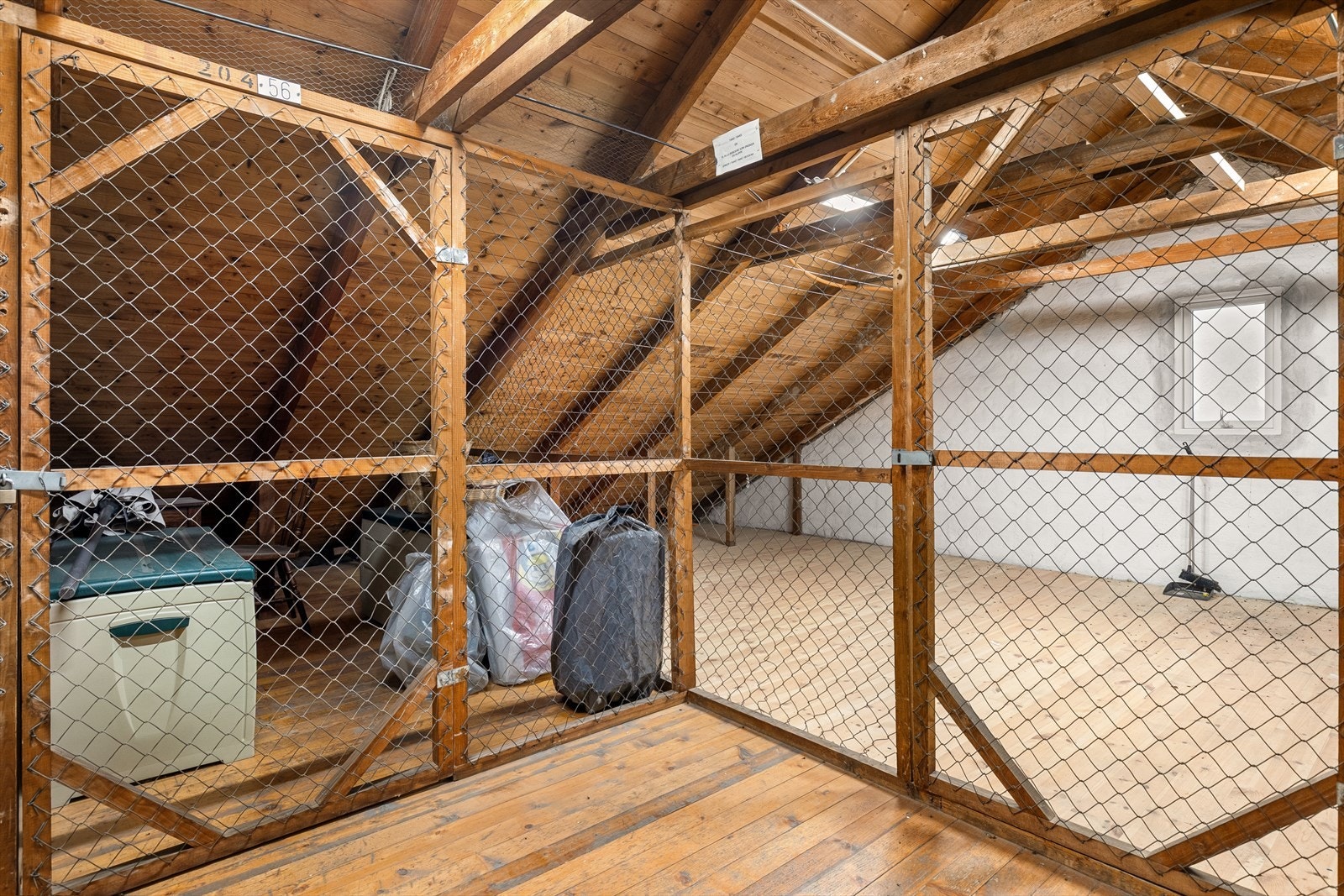 Leiligheten har tre boder - en på loft og to i kjeller Galleribilde