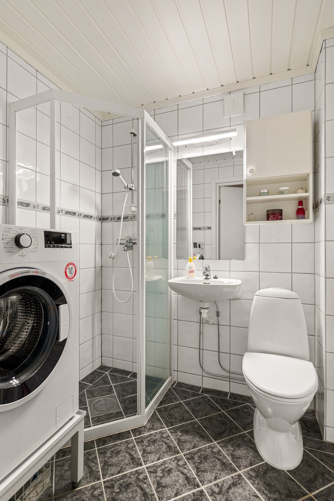 Flislagt bad fra ca 2004 renovert i regi av borettslaget Galleribilde