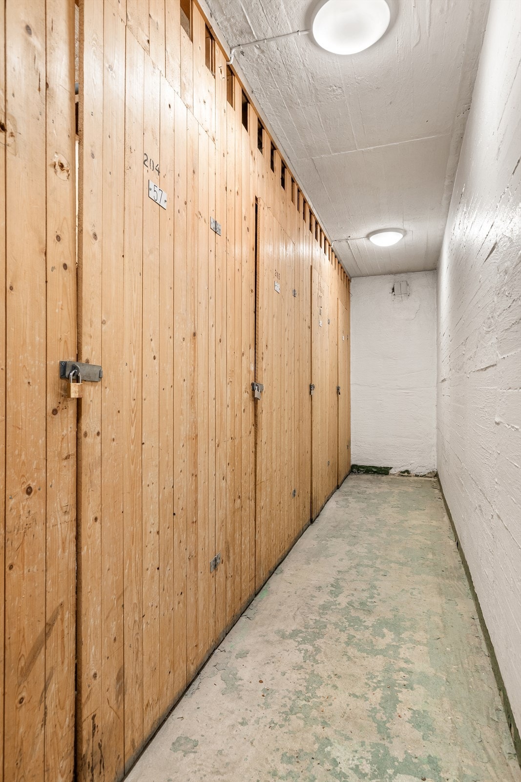 To boder i kjeller Galleribilde