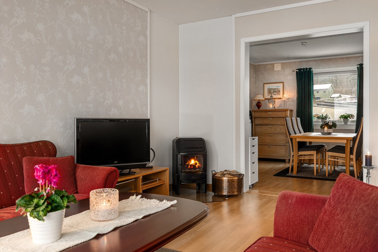 Stuen har peis som gir god varme vinterstid Galleribilde