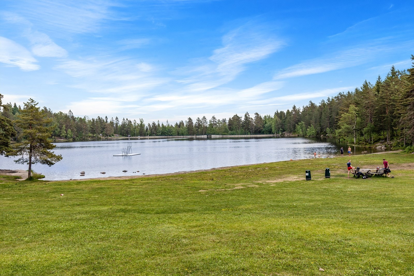 Det er også en rekke flotte turområder i nærheten sommerstid med flotte badeplasser Galleribilde