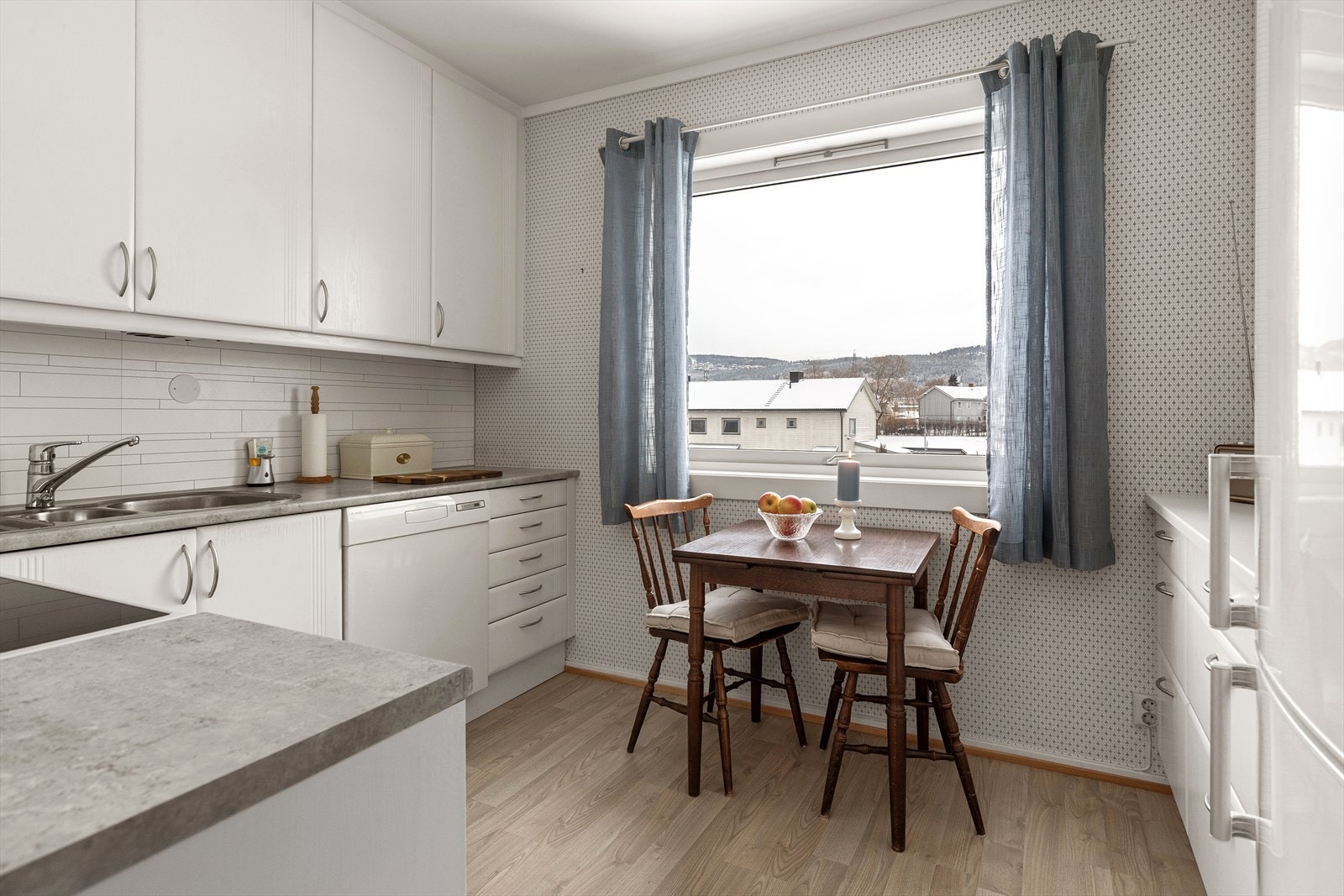 Leiligheten har et separat kjøkken med plass for spisebord Galleribilde