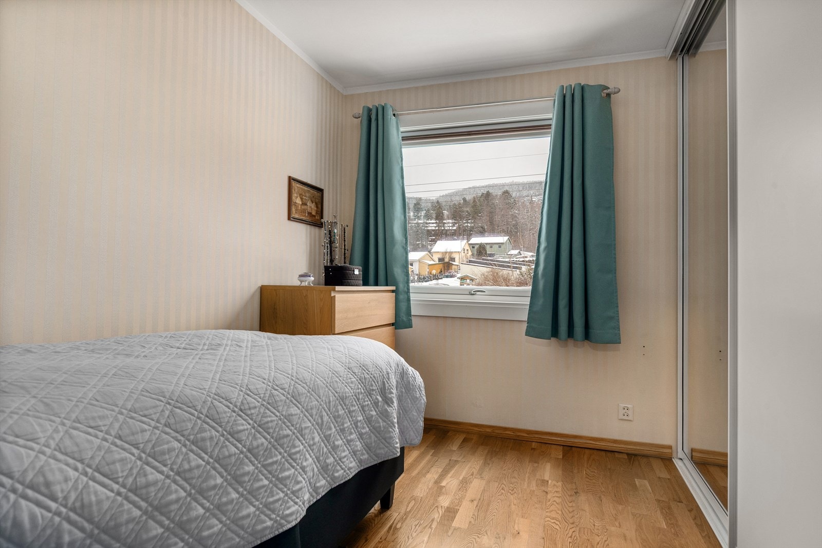 Soverom av fin størrelse med skyvedørsgarderobe Galleribilde