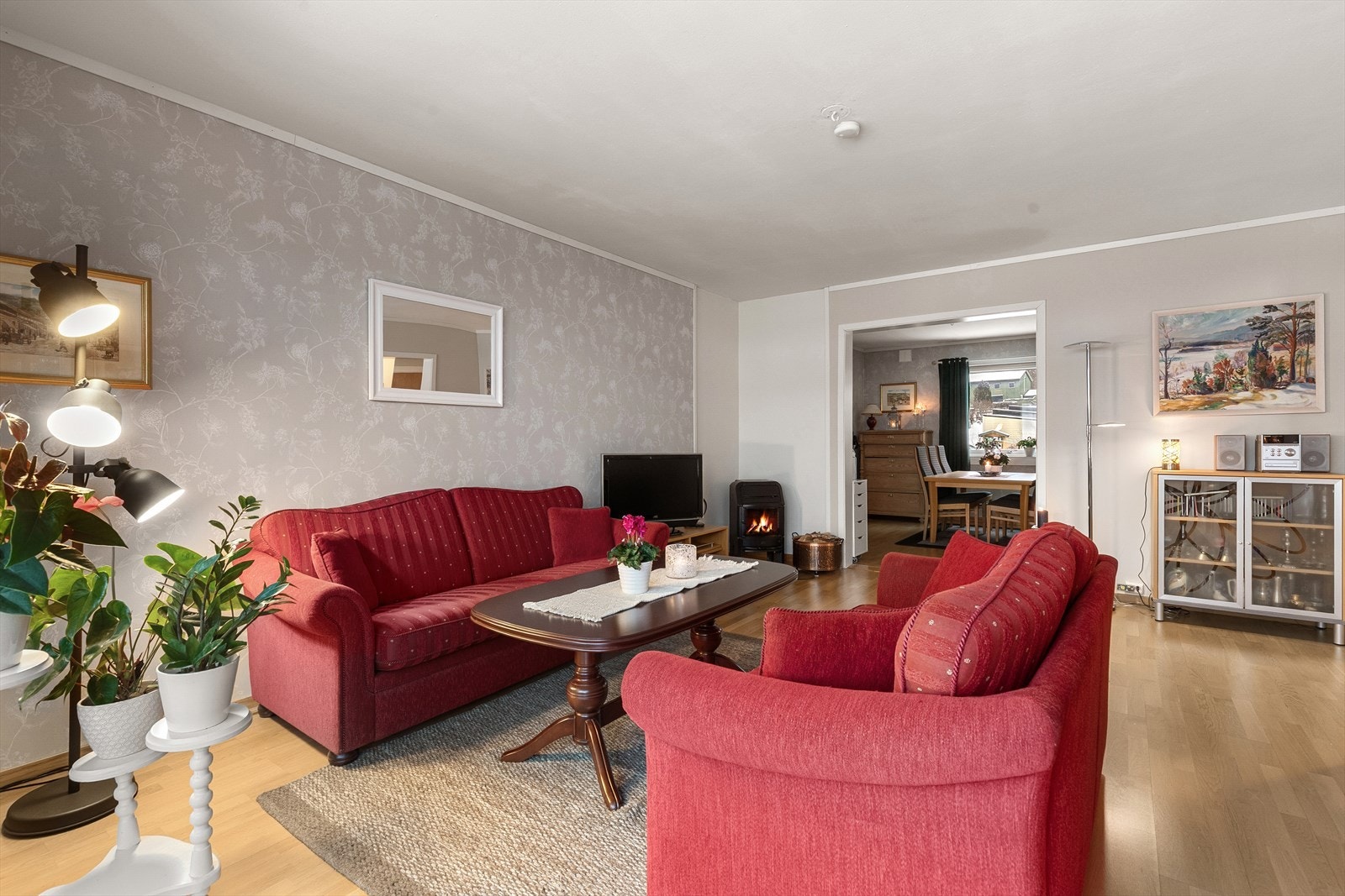 Stuen er lys og romslig med gode møbleringsmuligheter Galleribilde