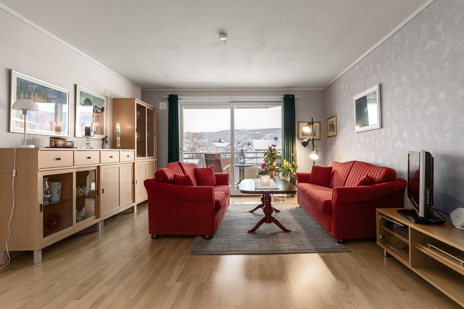 Fra stuen er det store vindusflater med skyvedør ut til balkong Galleribilde