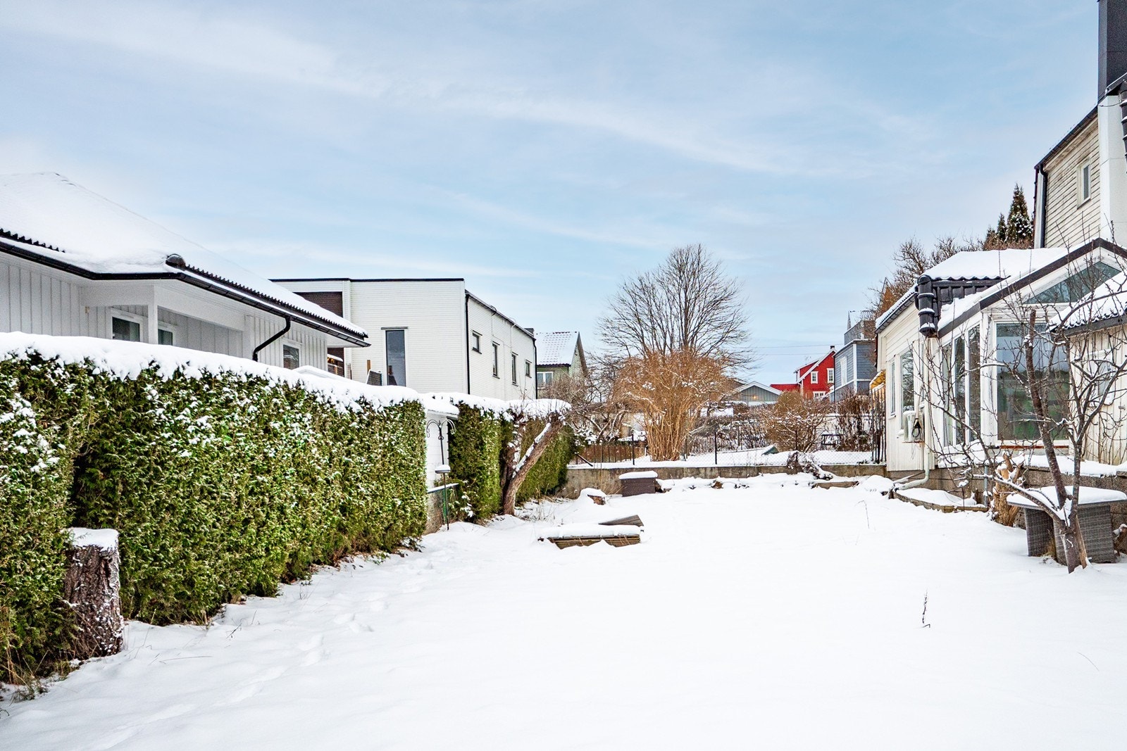 Flat, felles hage med gode utearealer og delvis skjerming med hekk mot vest. Galleribilde