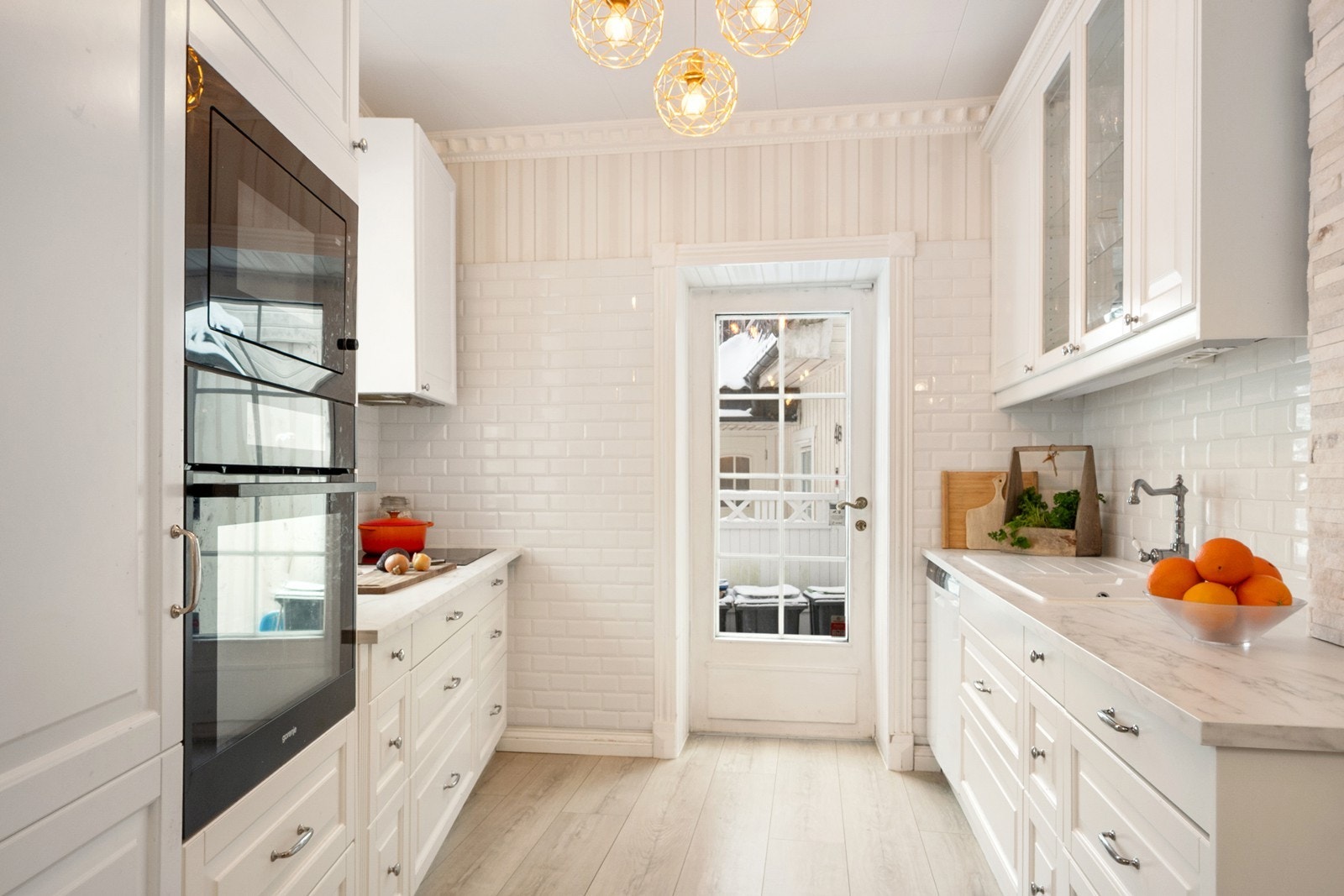 Fra kjøkkenet er det adkomst ut - en funksjonell løsning som er praktisk i hverdagen. Ifølge tidligere salgsopplysninger er kjøkkenet fra 2018. Galleribilde