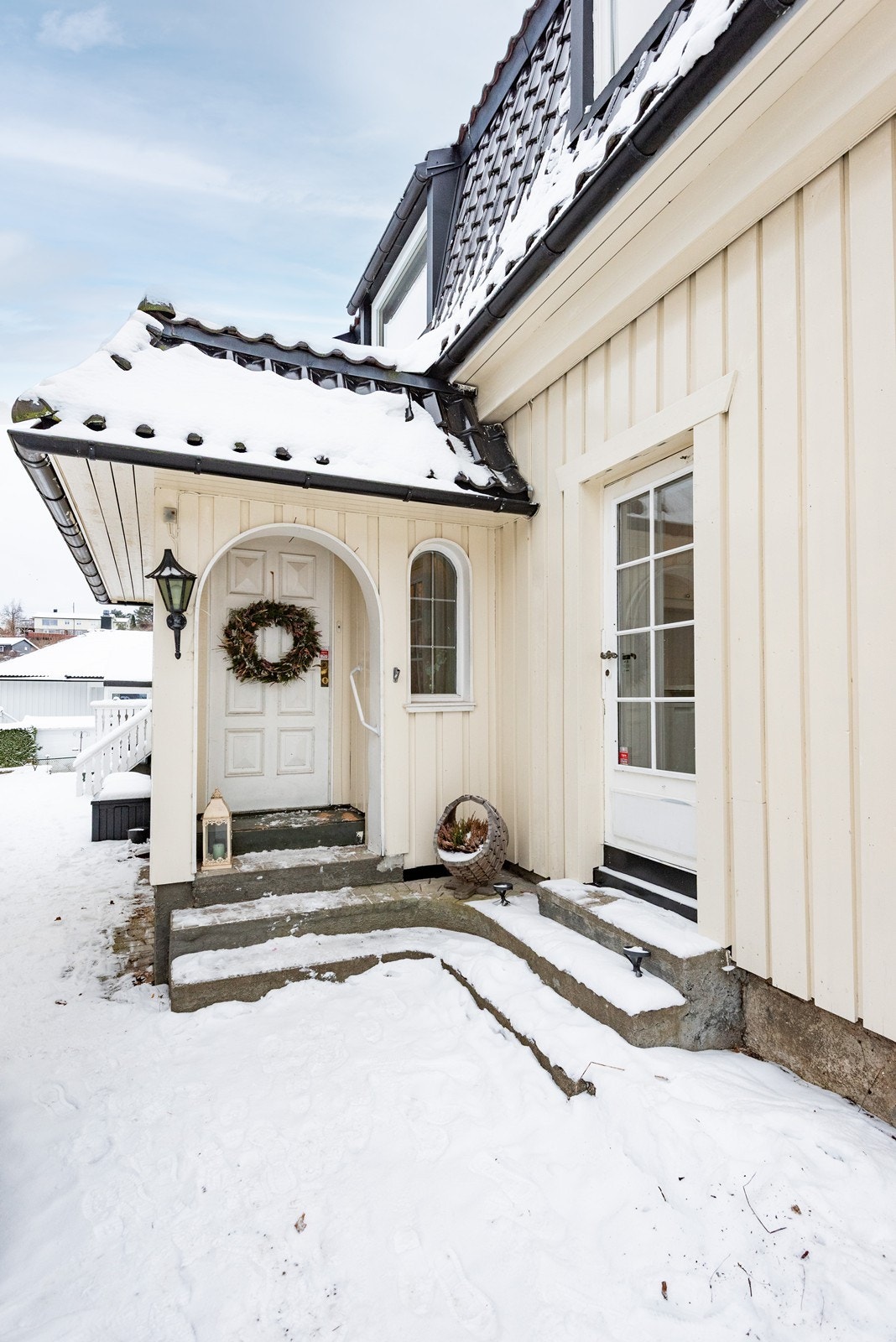 Boligen har adkomst via et overbygget inngangsparti, med kun få trappetrinn opp til inngangsdøren. Galleribilde