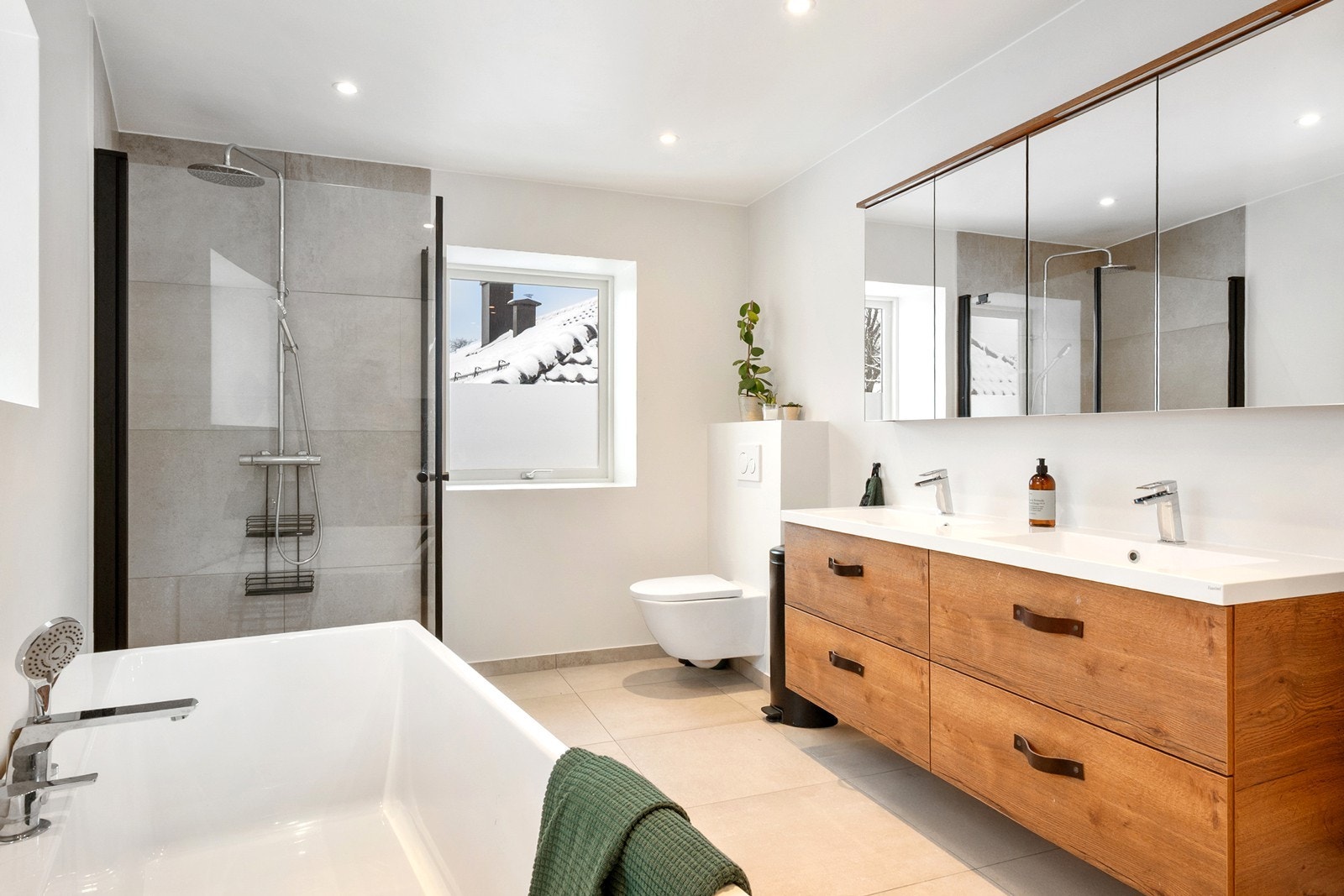 Badet ble rehabilitert i 2022. Rommet fremstår moderne og delikat med lyse vegger og himling med downlights. Det er god oppbevaringsplass i servantskap med dobbel servant og romslige skuffer, i tillegg til speilskap over servant. Galleribilde