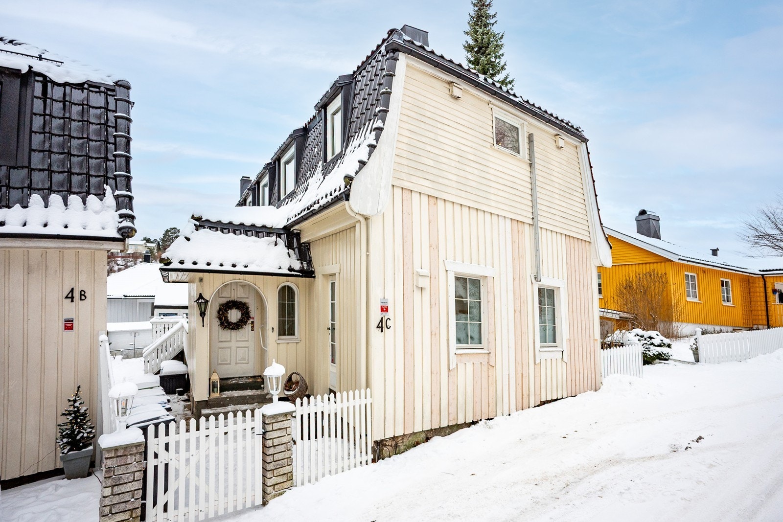 Sjarmerende bolig med mansardtak, hvor deler av utvendig panel er utbedret og halve huset nylig malt. Galleribilde