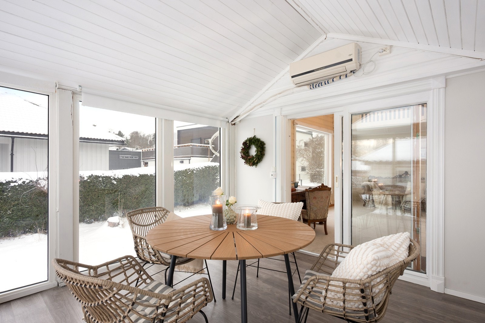 Vinterhagen måler 12 kvm og fremstår som et lyst og trivelig rom med store vindusflater som gir nærkontakt med uteområdet. Galleribilde