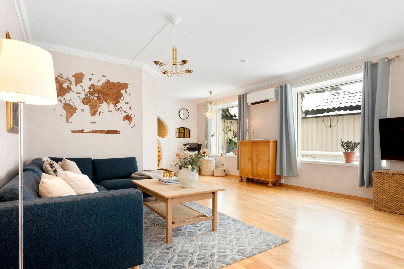 Nymalt tak og ny tapet i stuen kombineres med store vinduer på rekke, noe som gir rikelig med dagslys og et lyst uttrykk. Galleribilde